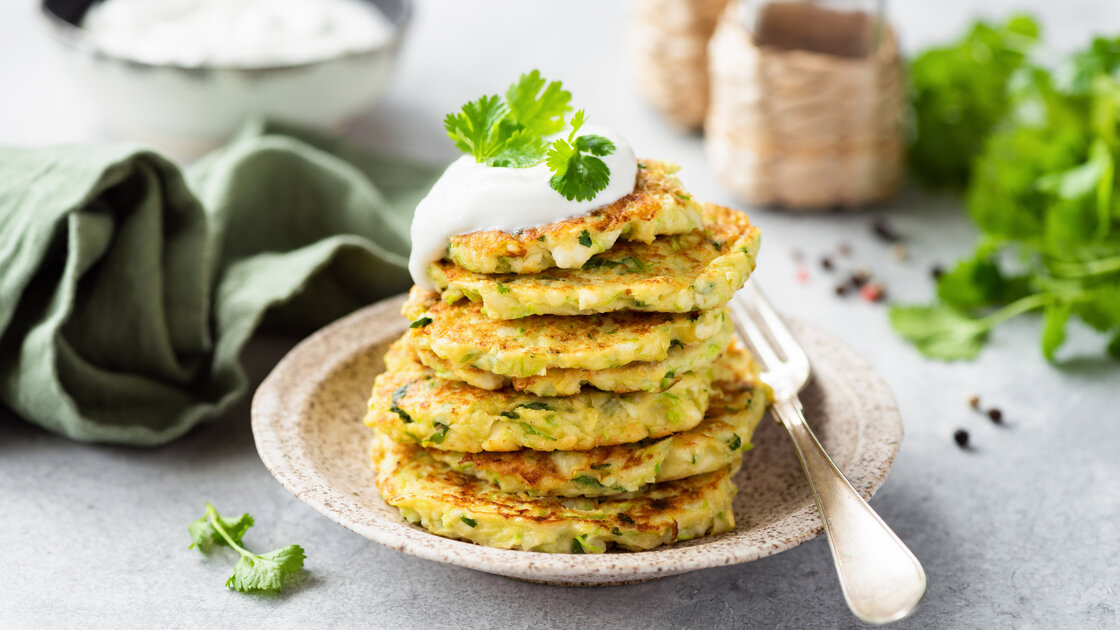 Zucchinipfannkuchen mit Mozzarella und Kräutern