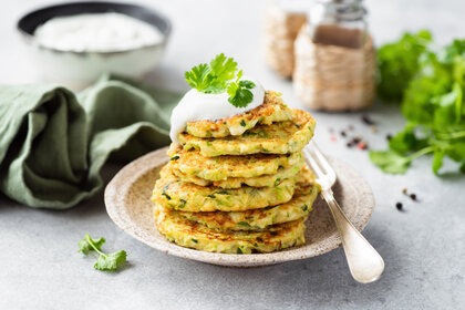 Zucchinipfannkuchen mit Mozzarella und Kräutern