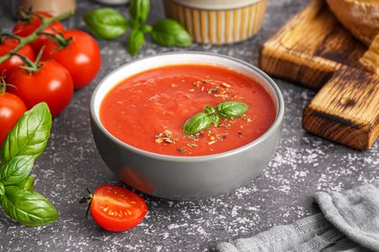 Tomatensuppe mit Möhren und Schmand