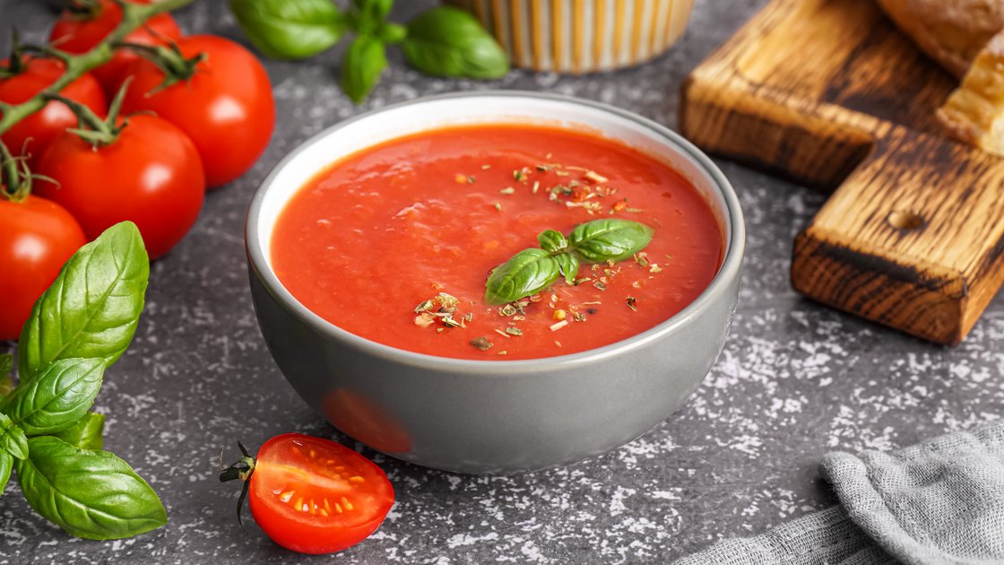 Tomatensuppe mit Möhren und Schmand