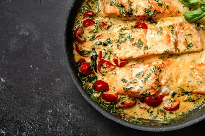 Lachsfilet aus dem Ofen mit Spinat und Tomaten
