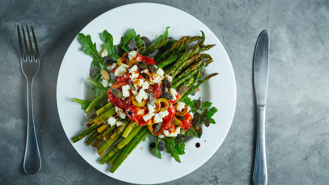 Warmer Spargelsalat mit Tomaten