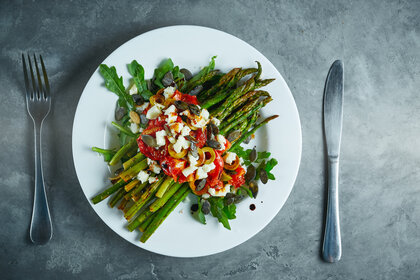 Warmer Spargelsalat mit Tomaten